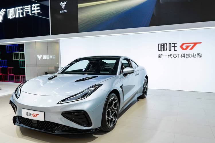 成都53哪吒汽车在智能汽车领域的表现，领途汽车在新能源汽车市场中的影响力